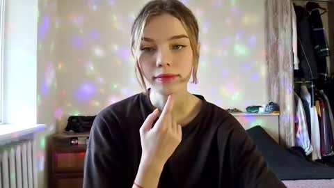 lunaastar_ online show from December 6, 12:11 pm