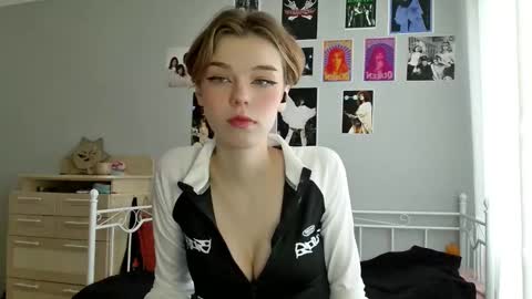 lunaastar_ online show from January 8, 12:15 pm