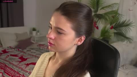 lunaolivia_ online show from February 15, 1:10 pm