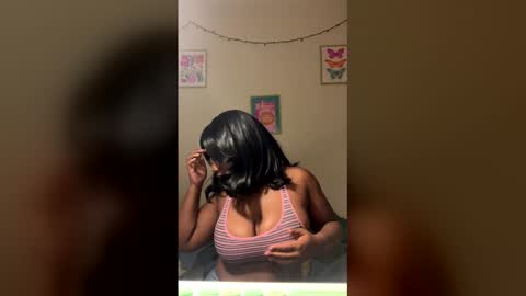 lunarnoelle online show from February 19, 4:11 am