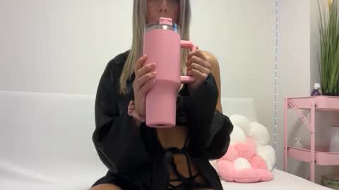 lunarose16 online show from October 5, 3:30 pm