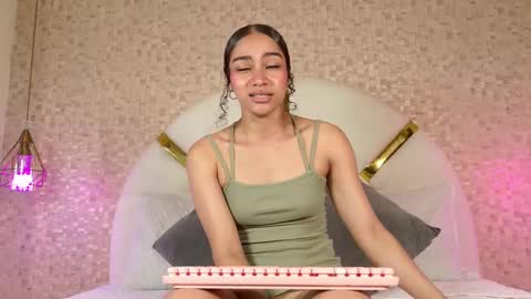 luucy_jonnes online show from September 13, 3:42 am