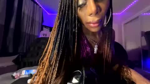 luvvlee online show from March 26, 6:51 am