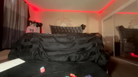 luvvlee online show from March 28, 10:11 pm