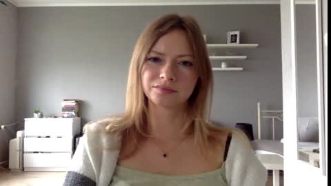 Snapshot of lux_millie chatting on September 22, 2:43 pm Millie online show from September 22, 2:43 pm