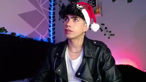 Snapshot of lylebennett_ chatting on December 8, 10:19 am Lyle Bennett Freelance Model online show from December 8, 10:19 am