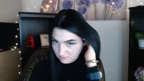 m_i_k_i_ online show from February 5, 5:27 pm