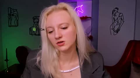 Snapshot of madam_ulis chatting on March 12, 8:41 am Ulis online show from March 12, 8:41 am
