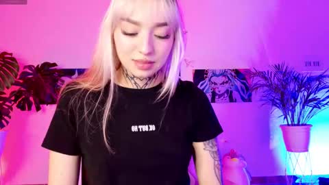 Snapshot of maddy_uwu chatting on March 4, 7:19 am maddy_uwu online show from March 4, 7:19 am