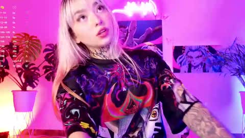 Snapshot of maddy_uwu chatting on February 22, 5:44 am maddy_uwu online show from February 22, 5:44 am