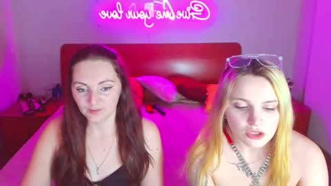 Snapshot of magiceyess chatting on February 18, 10:38 am Lili and Bella online show from February 18, 10:38 am