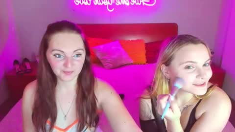 Snapshot of magiceyess chatting on February 18, 7:21 am Lili and Bella online show from February 18, 7:21 am