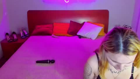 Snapshot of magiceyess chatting on February 1, 6:54 am Lili and Bella online show from February 1, 6:54 am
