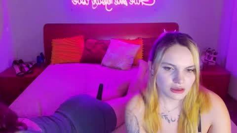Snapshot of magiceyess chatting on March 5, 10:33 am Lili and Bella online show from March 5, 10:33 am