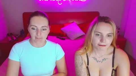 Snapshot of magiceyess chatting on February 26, 10:27 am Lili and Bella online show from February 26, 10:27 am