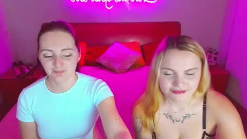 Snapshot of magiceyess chatting on February 26, 7:23 am Lili and Bella online show from February 26, 7:23 am
