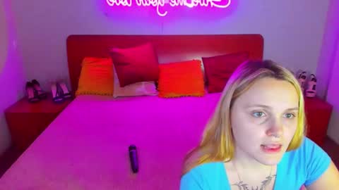Snapshot of magiceyess chatting on January 22, 10:18 am Lili and Bella online show from January 22, 10:18 am