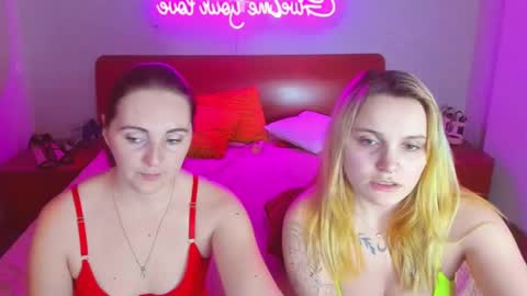 Snapshot of magiceyess chatting on February 21, 11:22 am Lili and Bella online show from February 21, 11:22 am