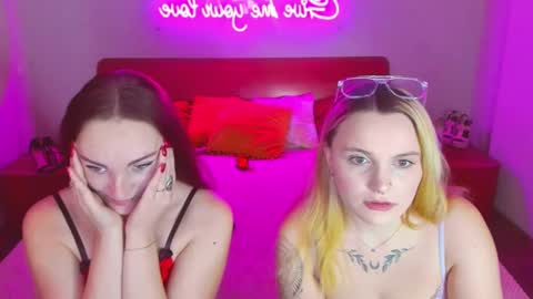 Snapshot of magiceyess chatting on February 19, 7:28 am Lili and Bella online show from February 19, 7:28 am
