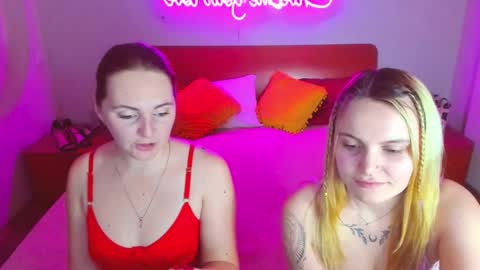 Snapshot of magiceyess chatting on February 22, 7:56 am Lili and Bella online show from February 22, 7:56 am