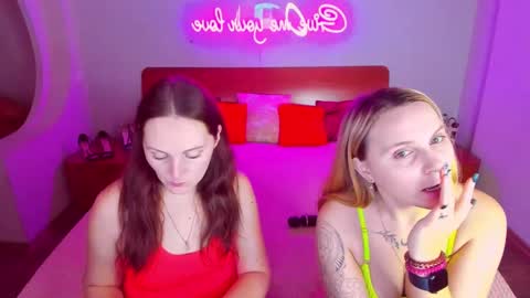 Snapshot of magiceyess chatting on February 5, 7:39 am Lili and Bella online show from February 5, 7:39 am