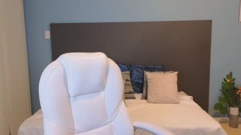 Maiaa Ruiz  online show from January 13, 2:11 pm