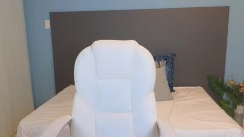 Maiaa Ruiz  online show from February 24, 4:15 pm