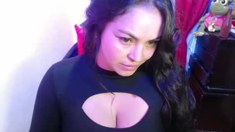 Snapshot of maitte_22 chatting on February 3, 2:47 am Hello friends Im on another account    online show from February 3, 2:47 am