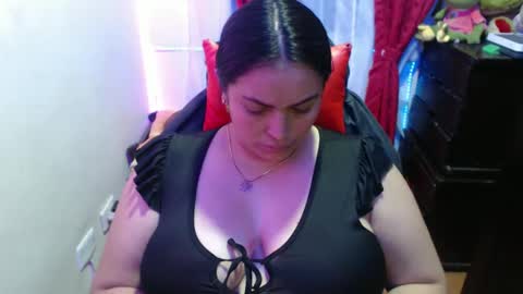 Snapshot of maitte_22 chatting on February 7, 8:11 am Hello friends Im on another account    online show from February 7, 8:11 am