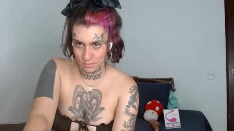 Snapshot of manuarango chatting on October 21, 8:12 pm Spiritual Gangsta Princess 1111 online show from October 21, 8:12 pm