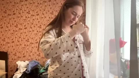 Chloe online show from April 25, 1:41 pm