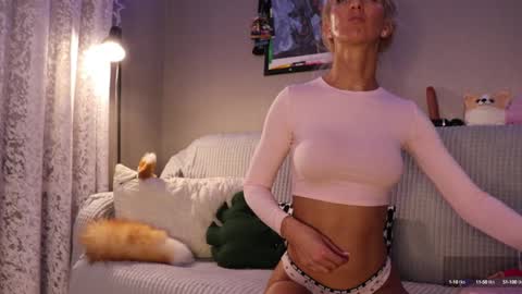 Mari Moonbunny online show from January 6, 2:36 pm