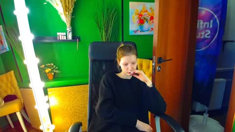 Mary online show from December 15, 1:54 pm
