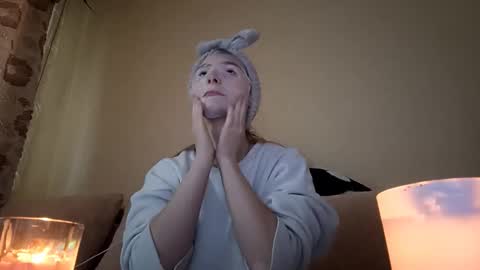 Hi My name is Elina Im 18 years old. online show from September 9, 7:19 am