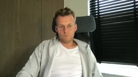 Max take off clothes online show from June 8, 1:12 pm