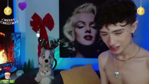 Snapshot of maxiy_001 chatting on December 18, 7:58 am Max online show from December 18, 7:58 am