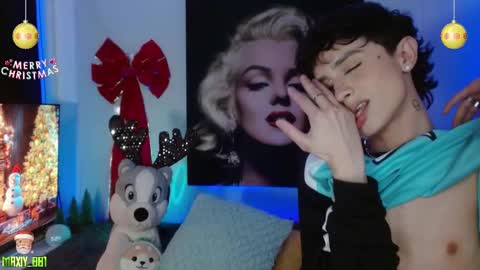 Snapshot of maxiy_001 chatting on December 14, 10:24 am Max online show from December 14, 10:24 am