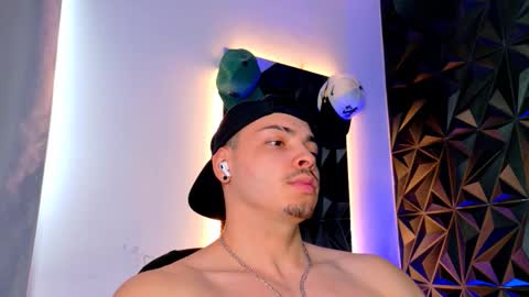 MAX online show from November 4, 6:31 pm