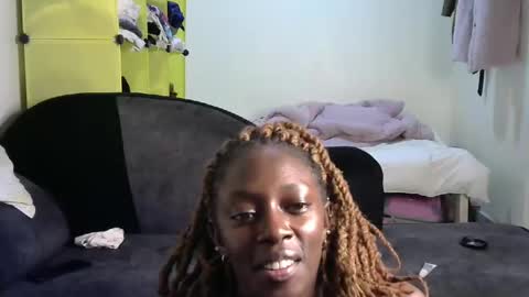 Snapshot of maxxinepetite chatting on March 7, 12:26 am maxxinepetite online show from March 7, 12:26 am