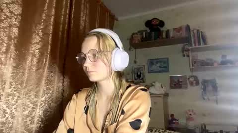 Lola online show from October 2, 7:23 pm