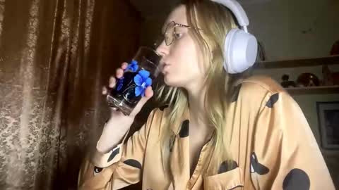 Lola online show from October 4, 7:44 pm