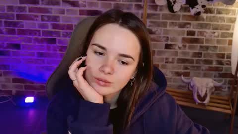 maybloom_ online show from February 10, 8:06 am