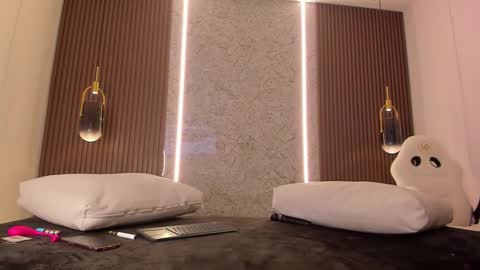 Maye Wells online show from March 4, 7:33 pm