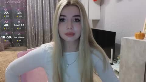 Snapshot of maymallorie chatting on December 4, 5:43 am may online show from December 4, 5:43 am