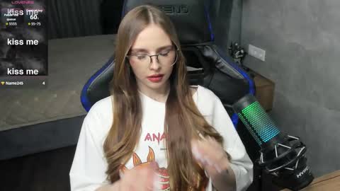 mcfly_11 online show from March 10, 10:02 pm