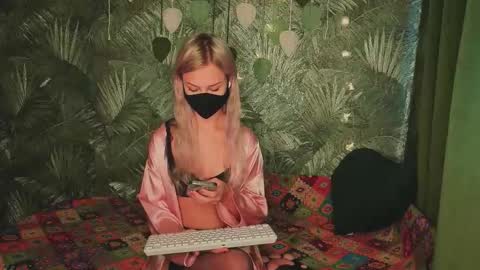 meeeewmeeeeow online show from October 15, 5:00 am