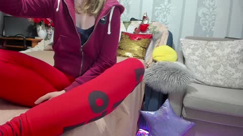 Snapshot of meganfox3325 chatting on February 6, 5:40 pm Nicki--------- Welcome to my Room online show from February 6, 5:40 pm