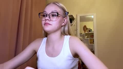 Mia online show from March 19, 5:18 pm