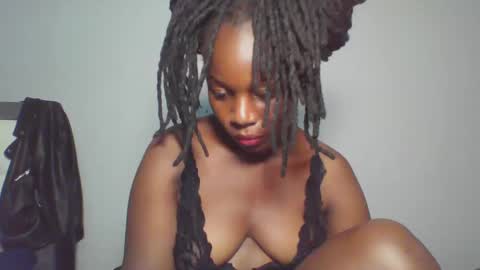 Snapshot of melanin_sassy96 chatting on January 28, 12:05 am bad lil shawry online show from January 28, 12:05 am