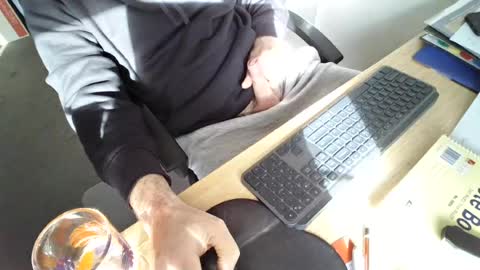 melbguy_075 online show from August 5, 12:29 am
